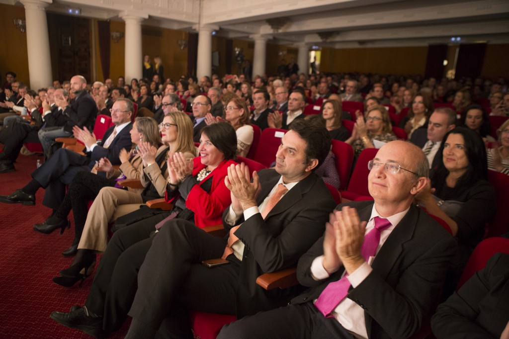 Vista general del público asistente al primer Premio Solidario en el Teatro Cajasol