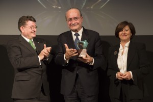 Manuel de la Torre aparece en el centro de la imagen. A su izquierda, Ángel Sánchez y a su izquiersa María José Sánchez