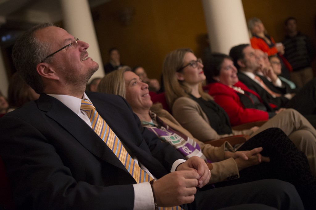 En el lado izquierdo aparece Patricio Cárceles sonríe en una de las intervenciones 