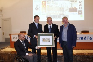 De izquierda a derecha, el concejal de Accesibilidad y Movilidad, Raúl López, el director de ONCE Málaga, Cristóbal Martínez, el alcalde de Málaga, Fernando de la Torre y el director del Centro de Arte Contemporáneo de Málaga, Fernando Francés, presentando el cupón dedicado al X aniversario del CAC