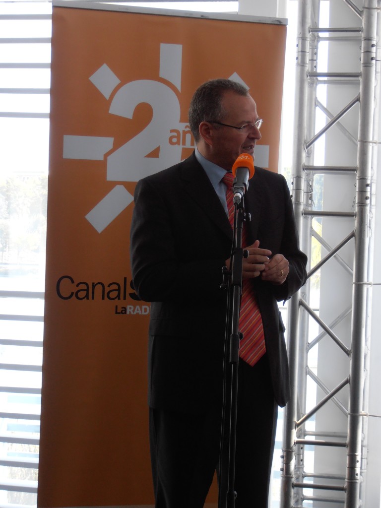 Imagen de Patricio Cárceles en un momento del programa de radio Aqui estamos (cabe recordar, que la presentación del cupón se hizo de una forma novedosa, através del programa radiofónico de RTVA llamado Aqui estamos)