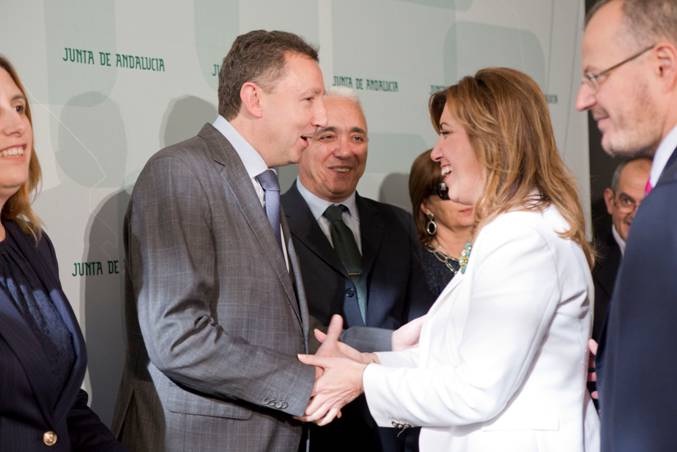 Susana Díaz saluda al director de ONCE Málaga, Cristóbal Martínez