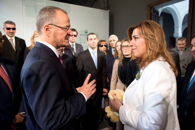 Susana Díaz y Patricio Cárceles dialogan después de la foto de familia