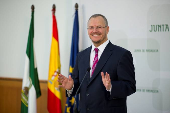 Patrcio Cárceles habla desde un micrófono a los periodistas