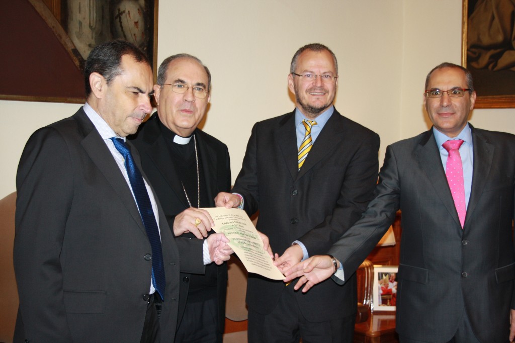 atricio Cárceles, junto al subdelegado territorial de la ONCE en Andalucía, Ceuta y Melilla, Francisco Arroyo y el presidente del Consejo Territorial, Ventura Pazos, entregan a Monseñor Asenjo el certificado de entrega de alimentos a Cáritas