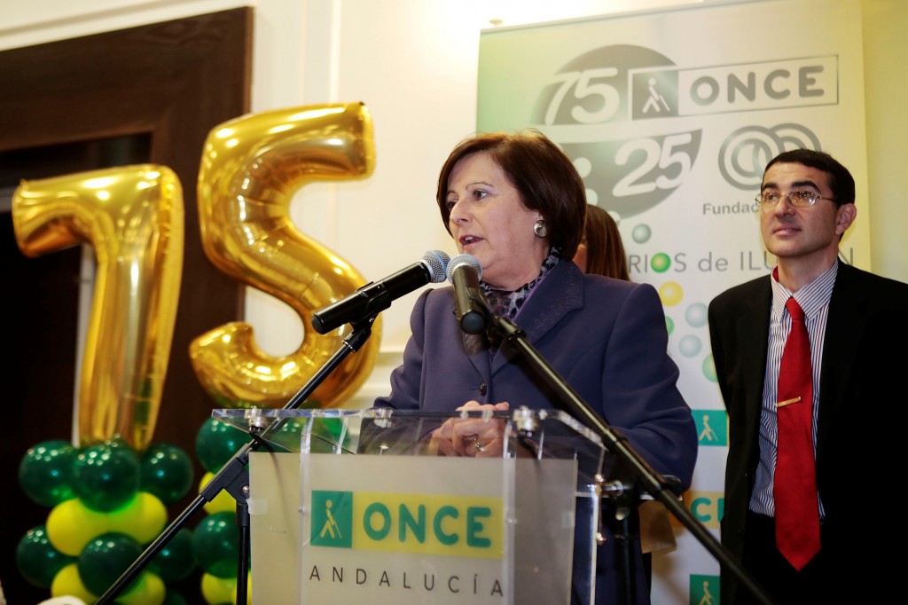 Primer plano de María José Sánchez hablando sobre un atril