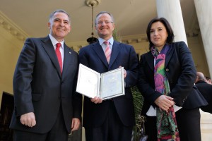 Patrcio Cárceles aparece en el centro de la imagen con la medalla de la Subdelegación del Gobierno. Acompañado a la izquierda por Santiago Pérez y a la derecha por Carmen Crespo