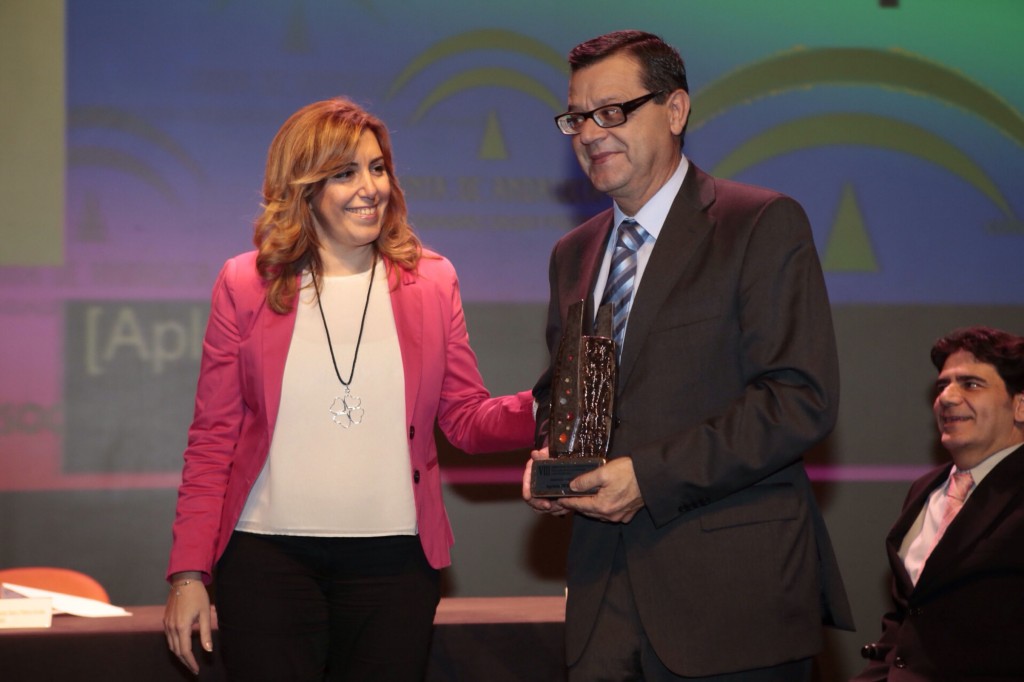 Susana Díaz le entrega el premio