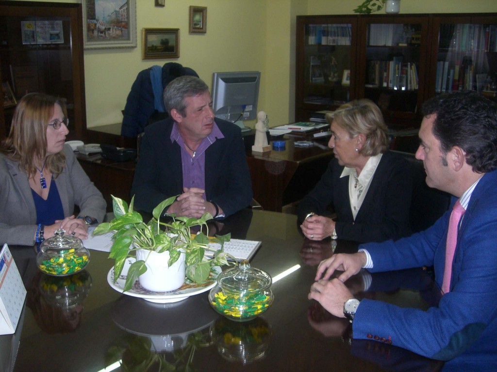 La directora de Córdoba ONCE,Estela Median, le entregó 1.111 kilos de alimentos a Cáritas