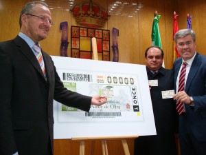 Patricio Cárceles aparece en la parte izquierda de la imagen señalando el cupón dedicado a Jaén. En dicho cupón aparece la Catedral de Jaén