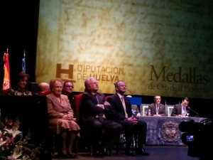 El delegado territorial de la ONCE en Andalucía, Ceuta y Melilla, Patricio Cárceles, junto a los premiados