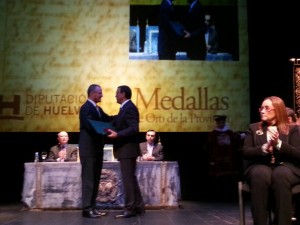 Apretón de manos entre Patricio Cárceles e Ignacio Caraballo