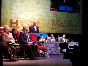 En la parte izquierda están sentados los premiados, que están escuchando a Patricio Cárceles, que actua como portavoz suyo.