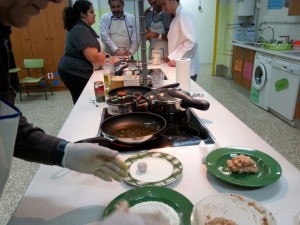 Salen las manos de un ciego preparando un plato de cocina