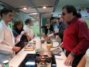 Los monitores están colocados enfrente de los ciegos. Ellos escuchan atentamente lo que tienen que hacer