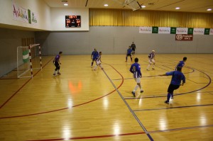 La categoría de los deficientes visuales se juega en pabellón. El Málaga se encuentra defendiendo una jugada de ataque del rival