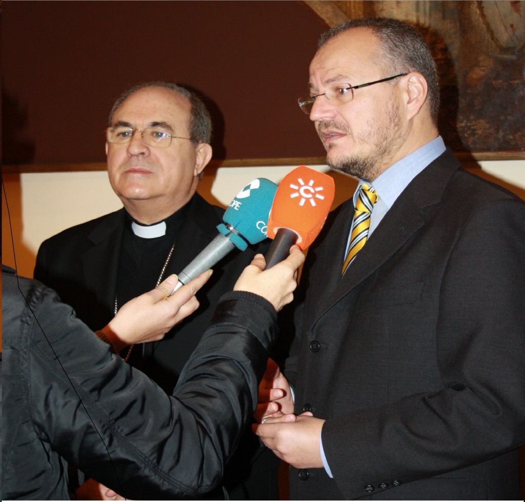 El delegado territorial de la ONCE en Andalucía, Ceuta y Melilla, Patricio Cárceles, y el Arzobispo de Sevilla, Monseñor Asenjo, atienden a los medios de comunicación