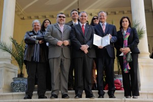Representantes de la ONCE  en Granada, encabezados por su director, Alberto Morillas, posan con la delegada y el subdelegado de Gobierno en Granada