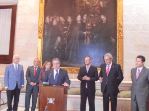 Zoido está hablando desde el atril con el resto de personas escuchando atrás, entre ellos, Patricio Cárceles y Miguel Verdugo