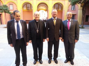 En el centro de la imagen, aparece el Arzobispo de Sevilla, Monseñor Asenjo, acompañada por el delegado territorial de la ONCE en Andalucía, Ceuta y Melilla, Patricio Cárceles. En la parte derecha, el subdelegado territorial Francisco Arroyo. En la izquierda, el presidente del Consejo Terrritorial, Ventura Pazos