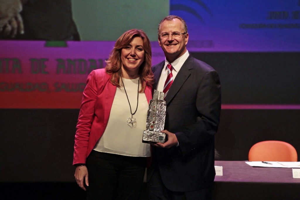 La presidenta de la Junta de Andalucía, Susana Díaz, entrega el premio al delegado territorial de la ONCE en Andalucía, Ceuta y Melilla. 