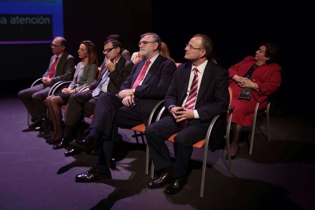 Aparecen sentados todos los premiados. En la parte derecha y en primera fila se encuentra Patricio Cárceles