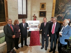 El alcalde de Sevilla, Juan Ignacio Zoido, enseña el cupón dedicado al Patrona de la Vivienda