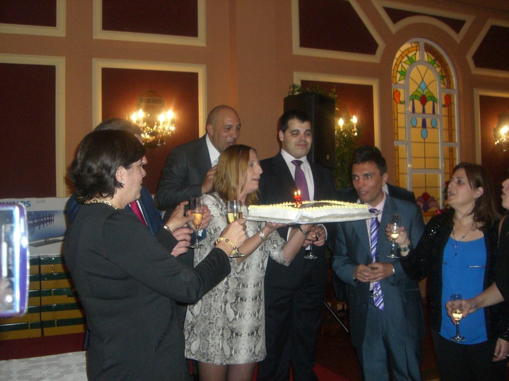 La directora de ONCE Córdoba, Estela Medina, sopla las velas del 75 aniversario