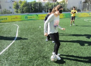 Una alumna ciega controla el balón con el pie