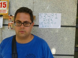 Se ve a Francisco Javier con el número premiado (53491)