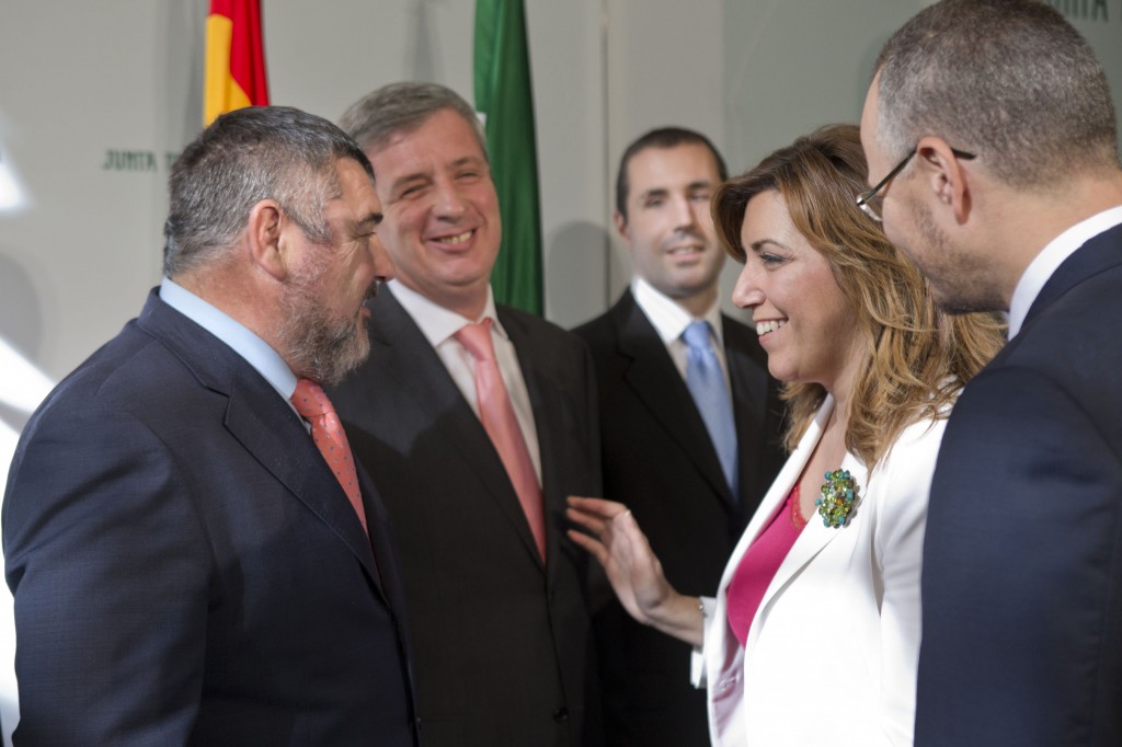 Susana Díaz saluda al director de la ONCE en Granada, Alberto Morillas