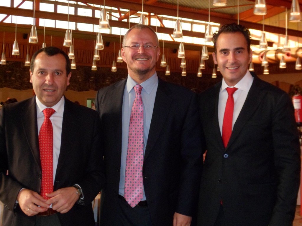 Patricio Cárceles aparece en el centro de la imagen. A la izquierda suya, José Luis Ruiz  Espejo, y a su derecha, Daniel Pérez Morales