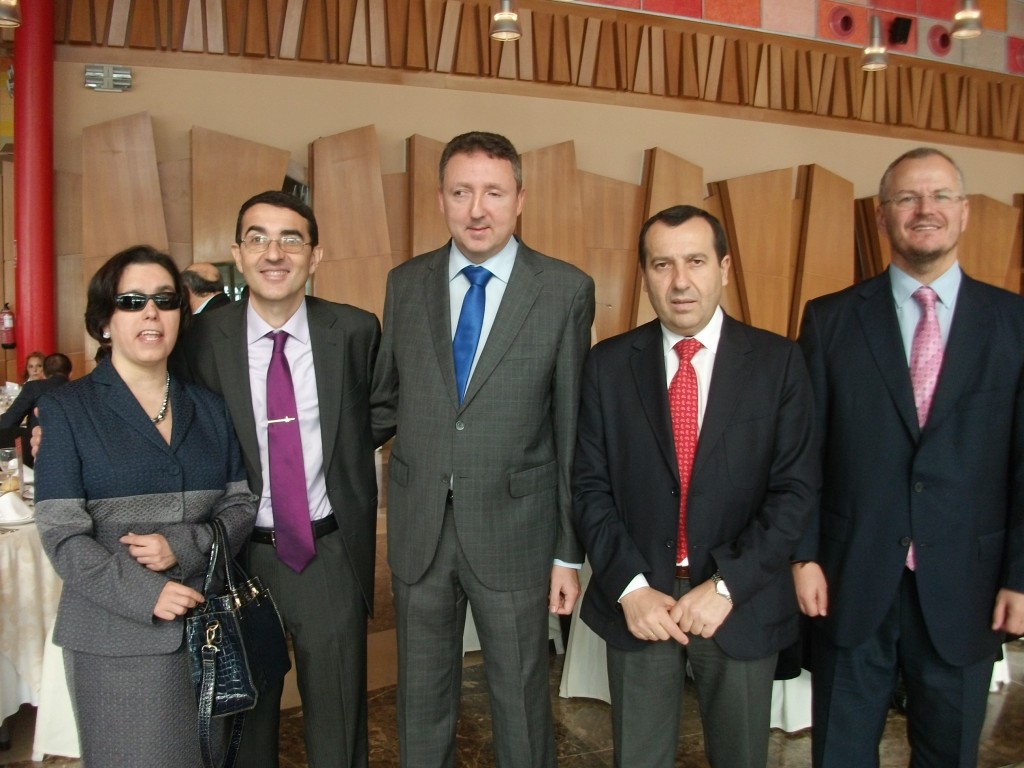Foto de familia. ONCE Málaga disfruta de la comida de Santa Lucía