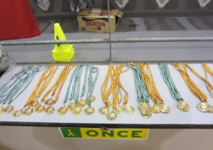 En una mesa se ven muchas medallas para los campeones y subcampeones de los torneos