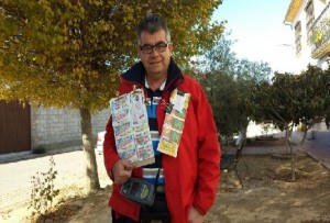 Melchor Ruiz, con un abrigo rojo, porta los cupones en su brazo derecho 