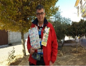 Melchor Ruiz, con un abrigo rojo, posa con los cupones