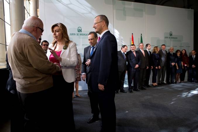 Susana Díaz habla con Manuel Domínguez, consejero territorial