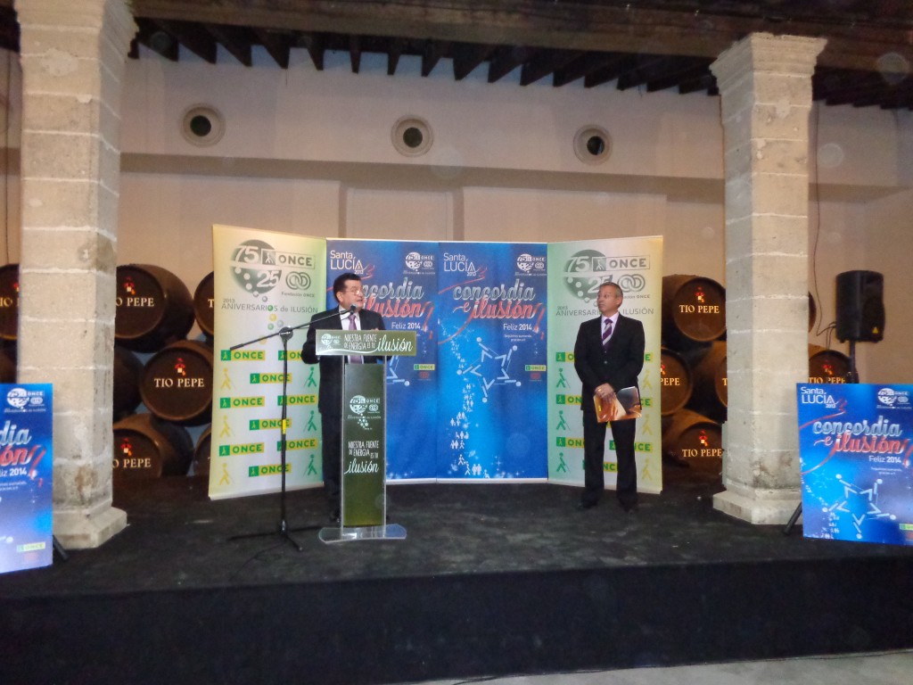 Ángel Sáncheaz sale desde el atril hablando. Escuchandolo en el fondo a la derecha el director de Jerez