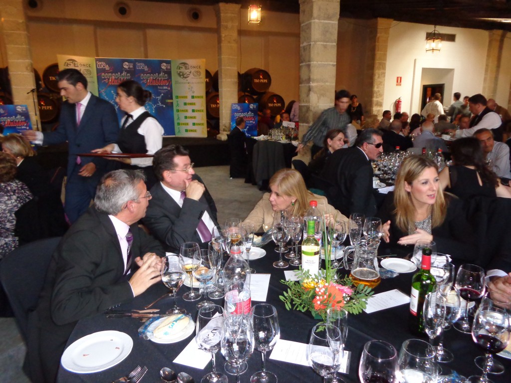 En la mesa sentados aparecen los dos charlando cordialmente