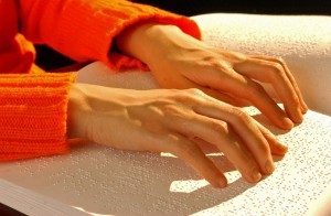 Manos-leyendo-en-braille