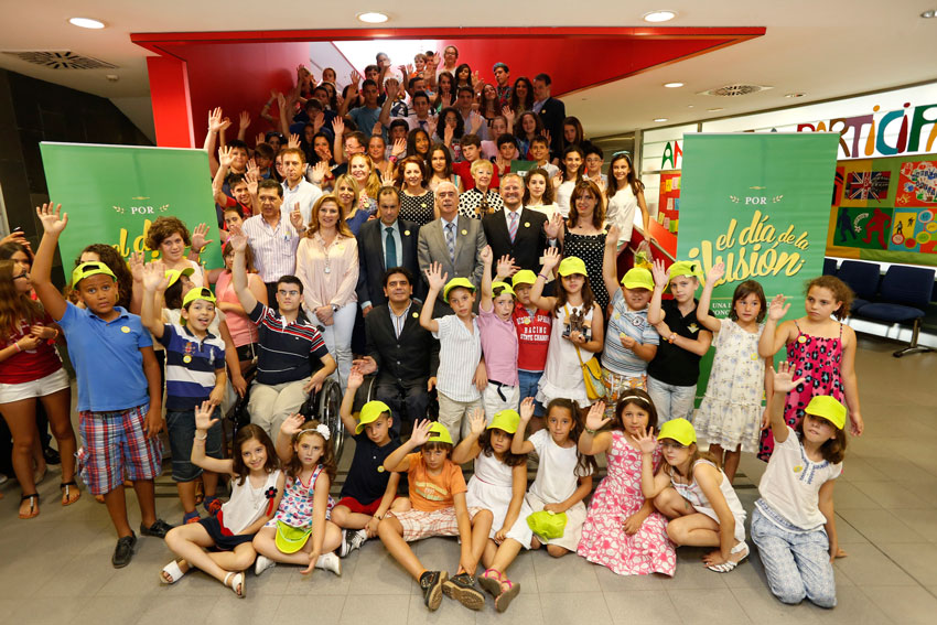 Foto de familia del consejero de Educación y Cultura, Luciano Alonso, rodeado de los ganadores andaluces