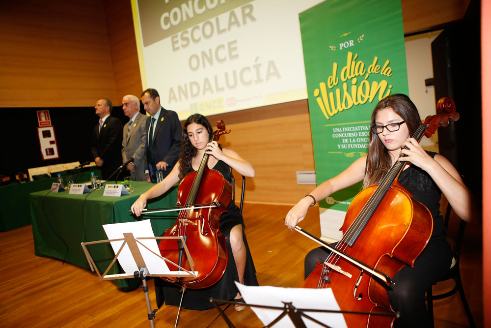 Clara Gresa e Inmaculada Becerro interpretando a dos chelos el himno de Andalucía