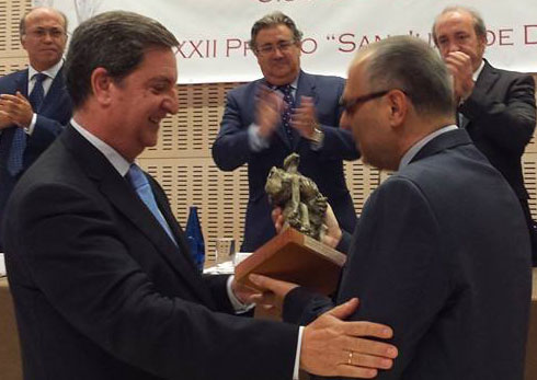 El subdelegado Francisco Arroyo recibien el premio de manos del presidente