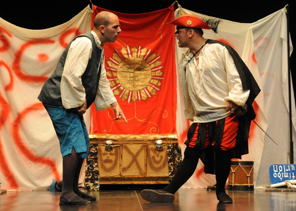 Dos actores de 'Orozú', grupo gaditano, escenificando un momento 'Lo nuestro es puro teatro: capítulo IV