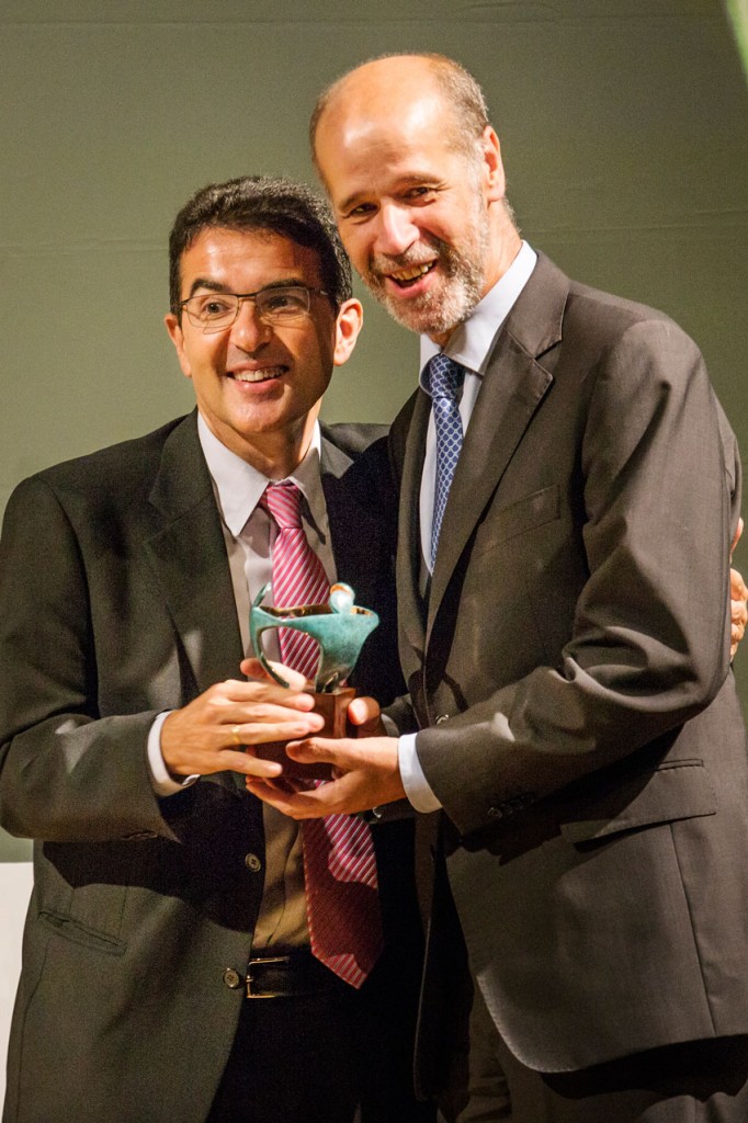 Andrés Ramos y José Domínguez Abascal posan sonrientes ante los gráficos