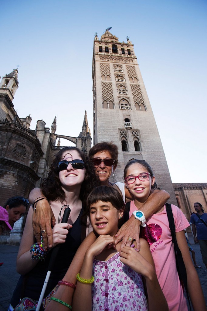 En la Plaza Virgen de los Reyes con la Giralda como telón de fondo