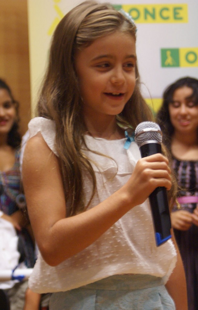 Una niña cuenta al público sus impresiones sobre la visita que habían hecho el día anterior por el centro de Sevilla