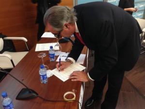 El presidente del CERMI Andalucía, José Manuel Porras, firma de forma ejemplar el pliego que ya está a disposición de los ciudadanos