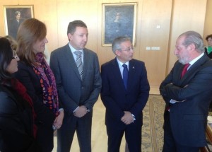 Autoridades en un momento del acto de presentación del cupón de la ONCE Autoridades en un momento del acto de presentación del cupón de la ONCE. Alcaldesa de Osuna, presidente de la Diputación y delegado territorial
