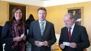 La alcaldesa de Osuna y el presidente de la Diputación Provincial de Sevilla sostienen uno de los cupones en presencia de Cristóbal Martínez La alcaldesa de Osuna y el presidente de la Diputación Provincial de Sevilla sostienen uno de los cupones en presencia de Cristóbal Martínez